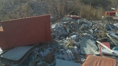 Convierten una zona verde de Alcalá de Henares en un vertedero ilegal