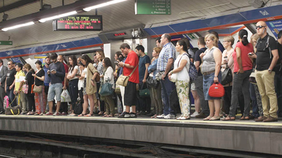 ¿Debe Metro de Madrid mantener las frecuencias en agosto?