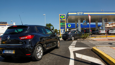 La huelga de transportistas de Portugal llena las gasolineras españolas de la frontera