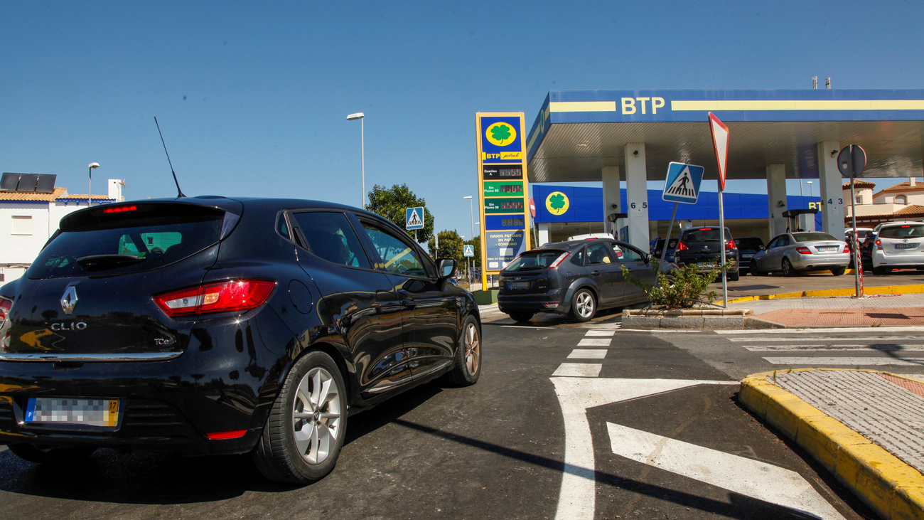 La huelga de transportistas de Portugal llena las gasolineras españolas de la frontera