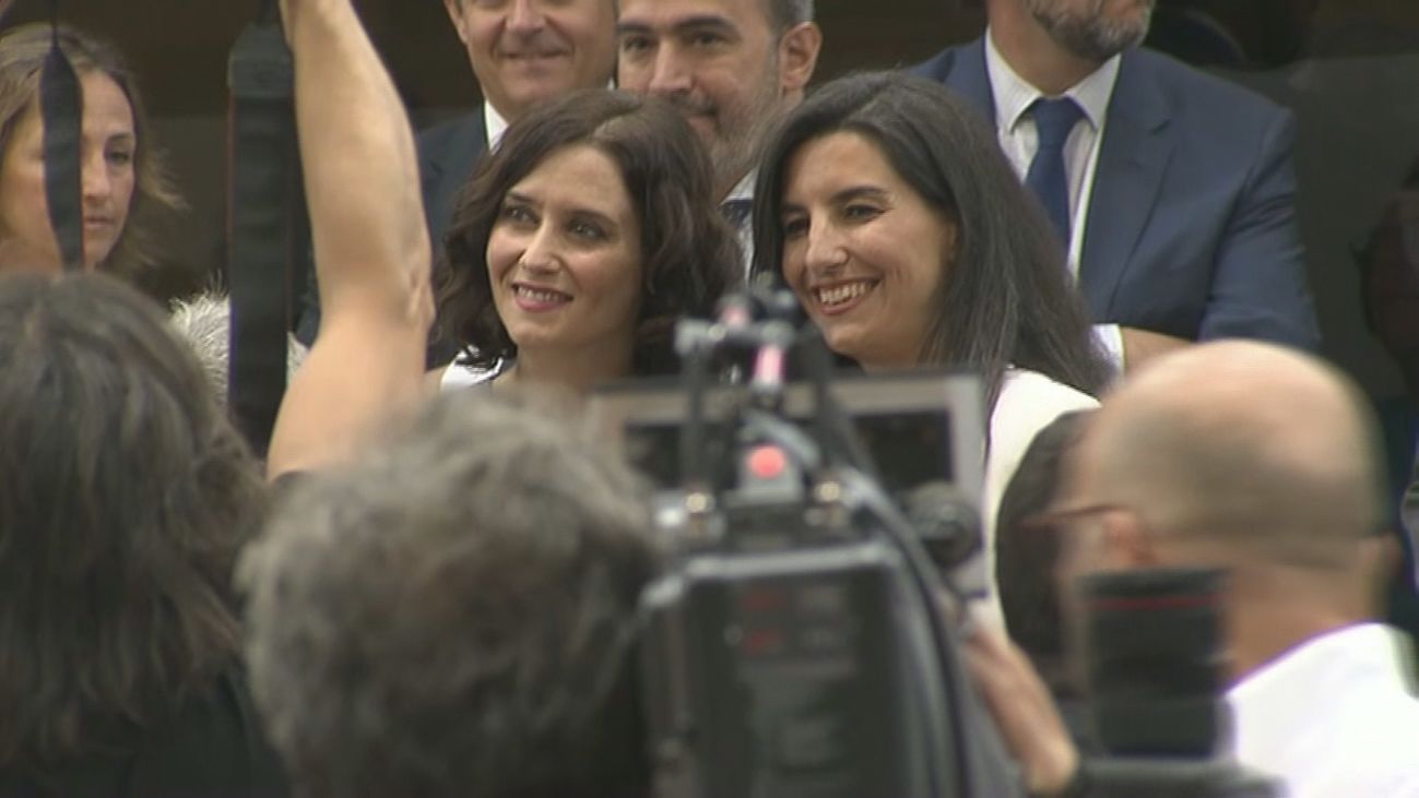 Invitados, ausencias, rumores, el menú del día... Las anécdotas del pleno de investidura de Díaz Ayuso