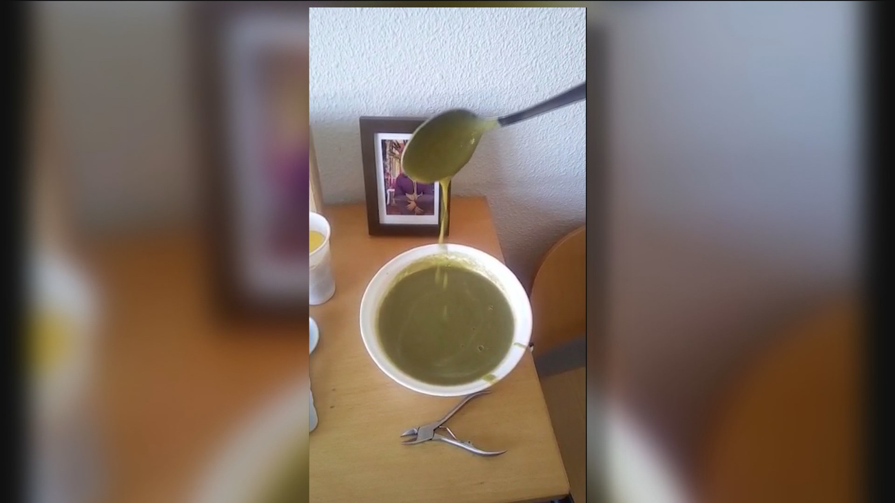 Cucarachas y comida en mal estado en una residencia de Usera