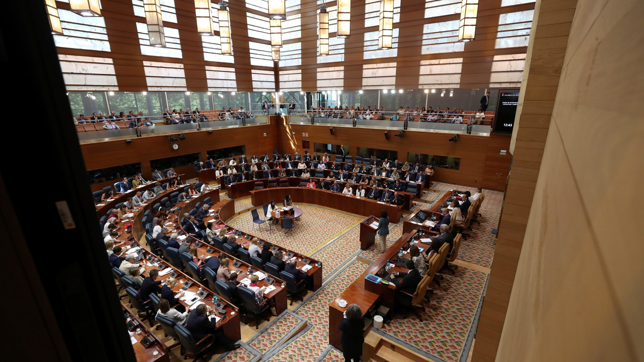Las curiosidades en la Asamblea de Madrid de una investidura atípica en agosto
