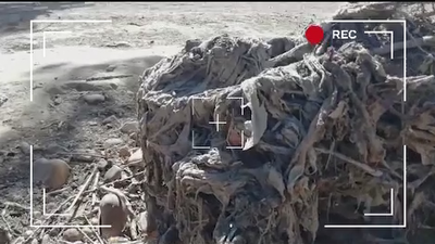 Una enorme montaña de toallitas invade la orilla del Río Jarama