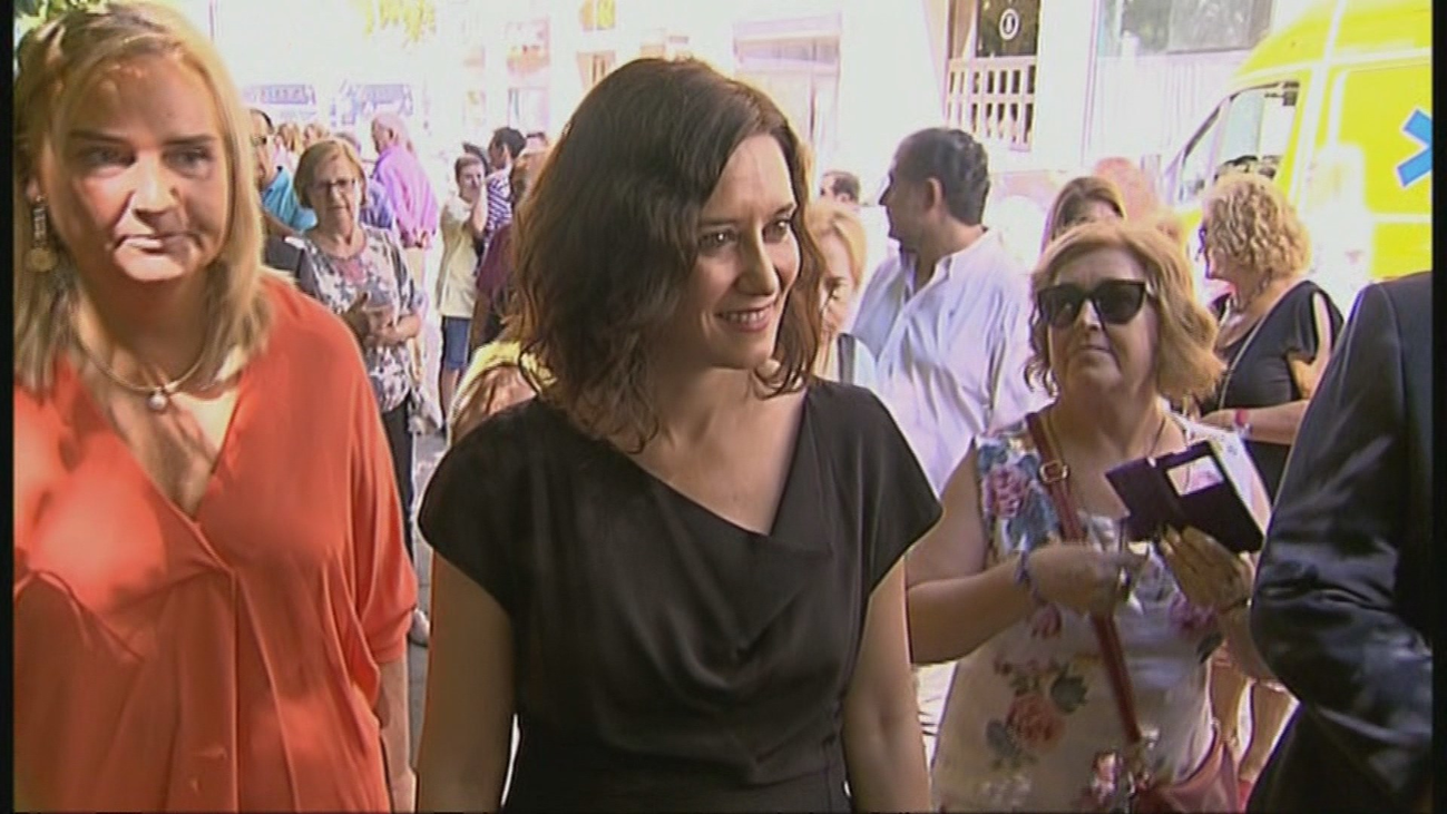 Ayuso, de estreno en La Paloma, ve "sucio" y "deleznable" los ataques a su familia