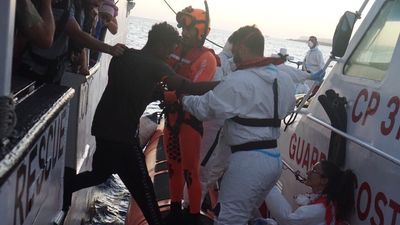 Desembarcan otros cuatro migrantes del Open Arms, tres por razones médicas