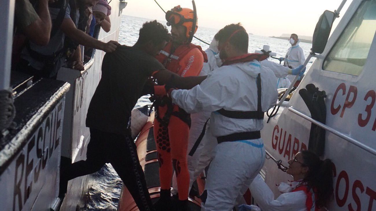 Desembarcan otros cuatro migrantes del Open Arms, tres por razones médicas