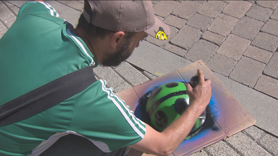 Pintan como 'mariquitas' mil bolardos de los pasos de los bomberos en Fuenlabrada