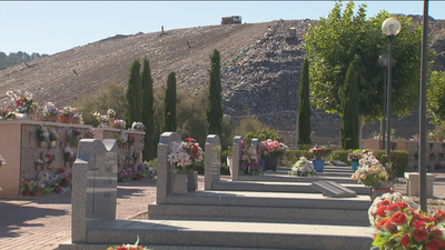 Un cementerio junto a una montaña de basura en Alcalá de Henares