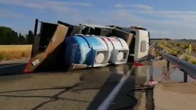 Vuelca un camión cisterna cargado con lejía en la R-2, dirección a Guadalajara