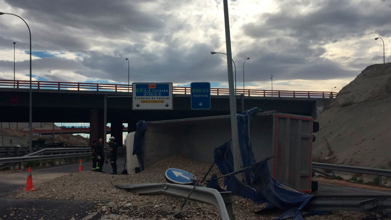 Vuelca sin heridos un camión de grava en la M-45