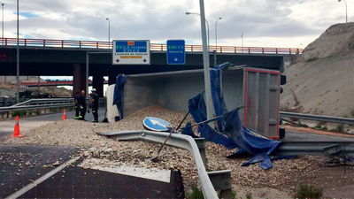 Vuelca sin heridos un camión de grava en la M-45