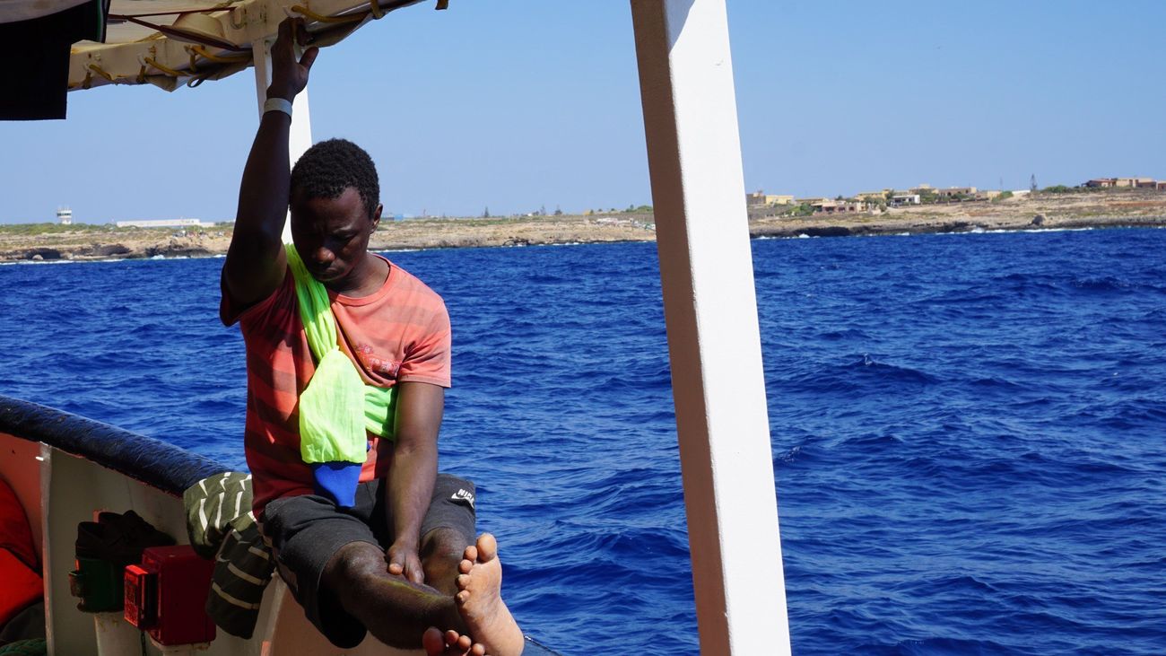 Un migrante en el barco de la ONG española Open Arms