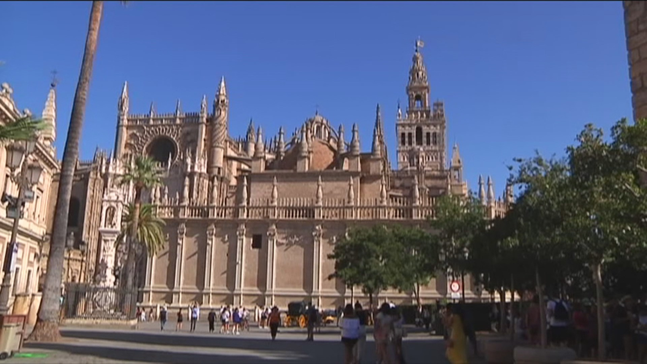 La catedral de Sevilla endurece las normas de vestimenta para visitar el templo