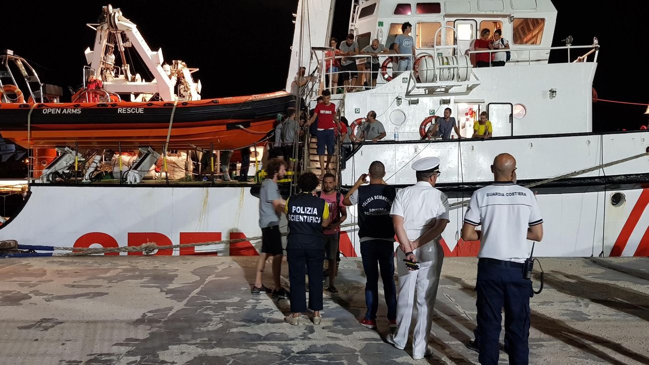 El 'Open Arms' llega al puerto de Lampedusa tras 19 días de espera en el mar