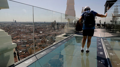 De Madrid al cielo en el 'sky bar' del hotel Riu Plaza de España