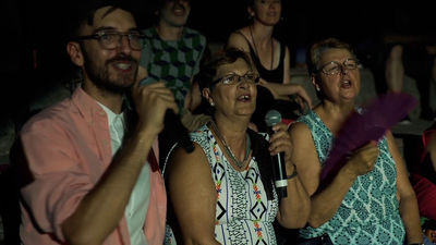 Circo, karaoke al aire libre y baile en plena calle en los Veranos de la Villa
