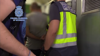 Momento de la detención de un presunto depredador de la intimidad de las mujeres