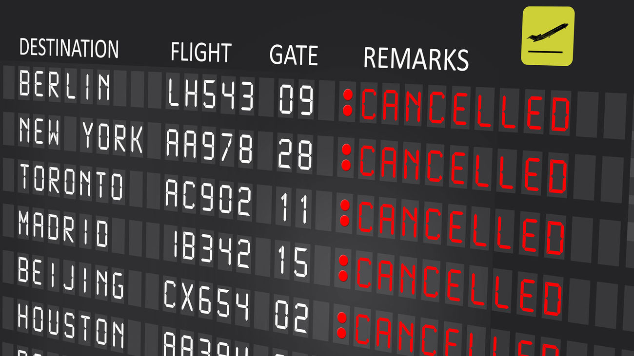 Panel con cancelación de vuelos