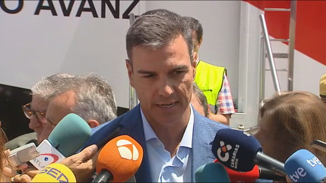 Sánchez reaparece en Canarias sin hablar de la investidura ni del 'Open Arms'