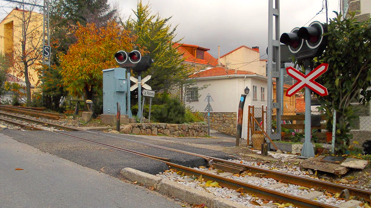 Un cercanías impacta contra un coche en Cercedilla