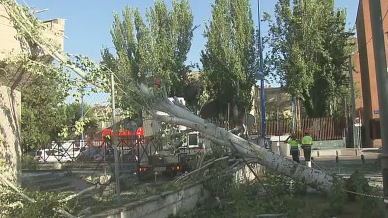 La tormenta provocó inundaciones de Metro, desvío de 9 vuelos y 200 avisos