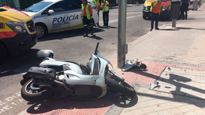 Un motorista de 60 años grave tras chocar con un coche en Ciudad Lineal