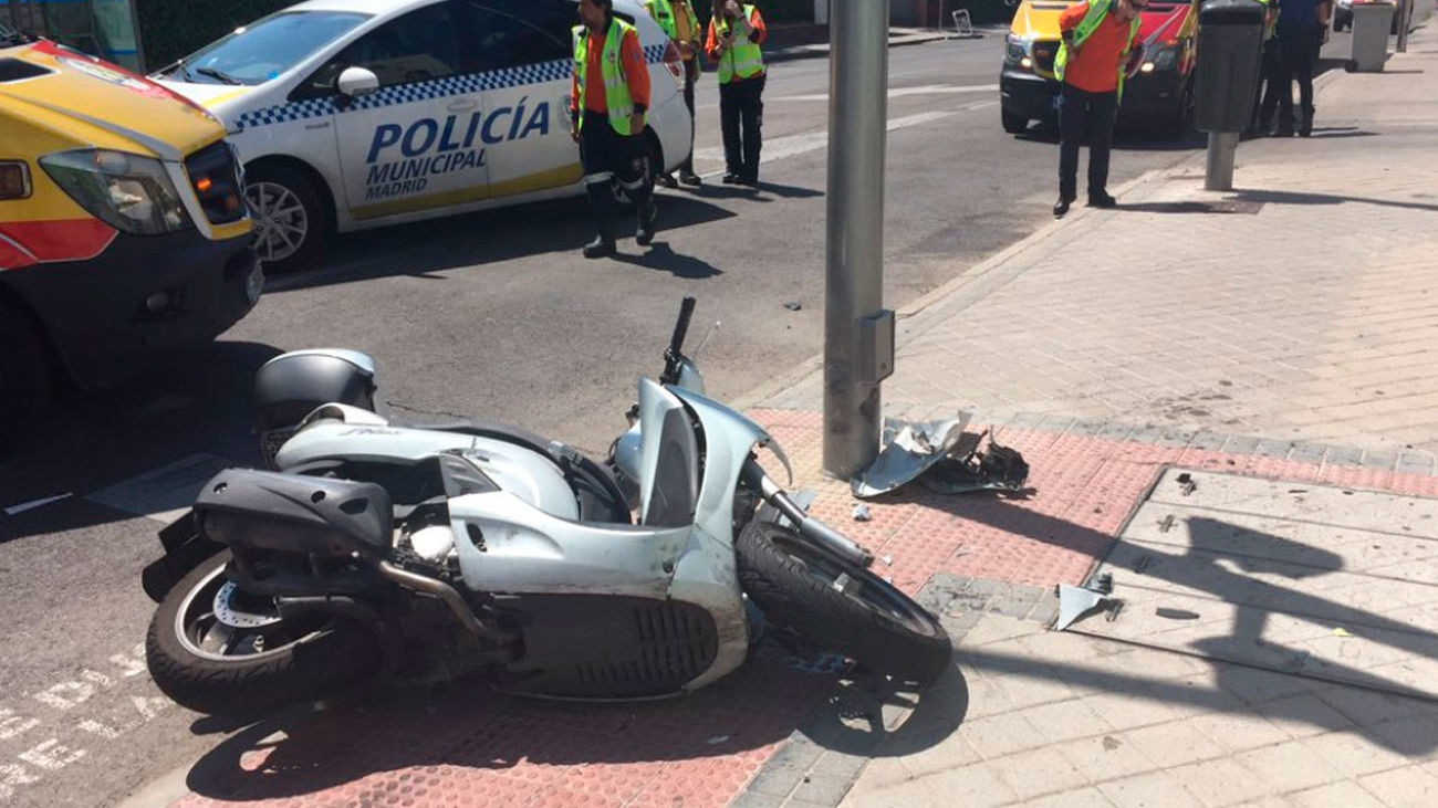 Un motorista de 60 años grave tras chocar con un coche en Ciudad Lineal