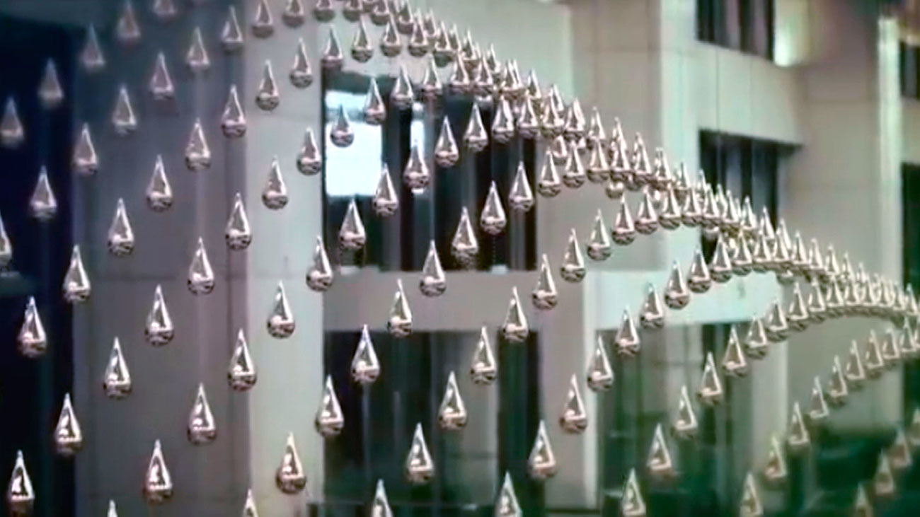 Una lluvia hipnótica en el aeropuerto de Singapur