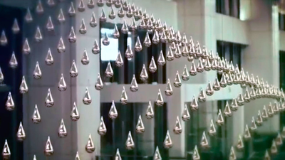 Una lluvia hipnótica en el aeropuerto de Singapur