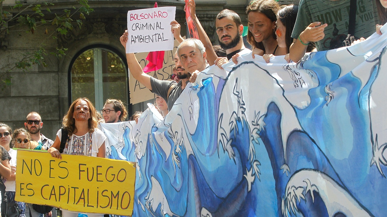 Bolsonaro manda refuerzos militares para luchar con el incendio del Amazonas