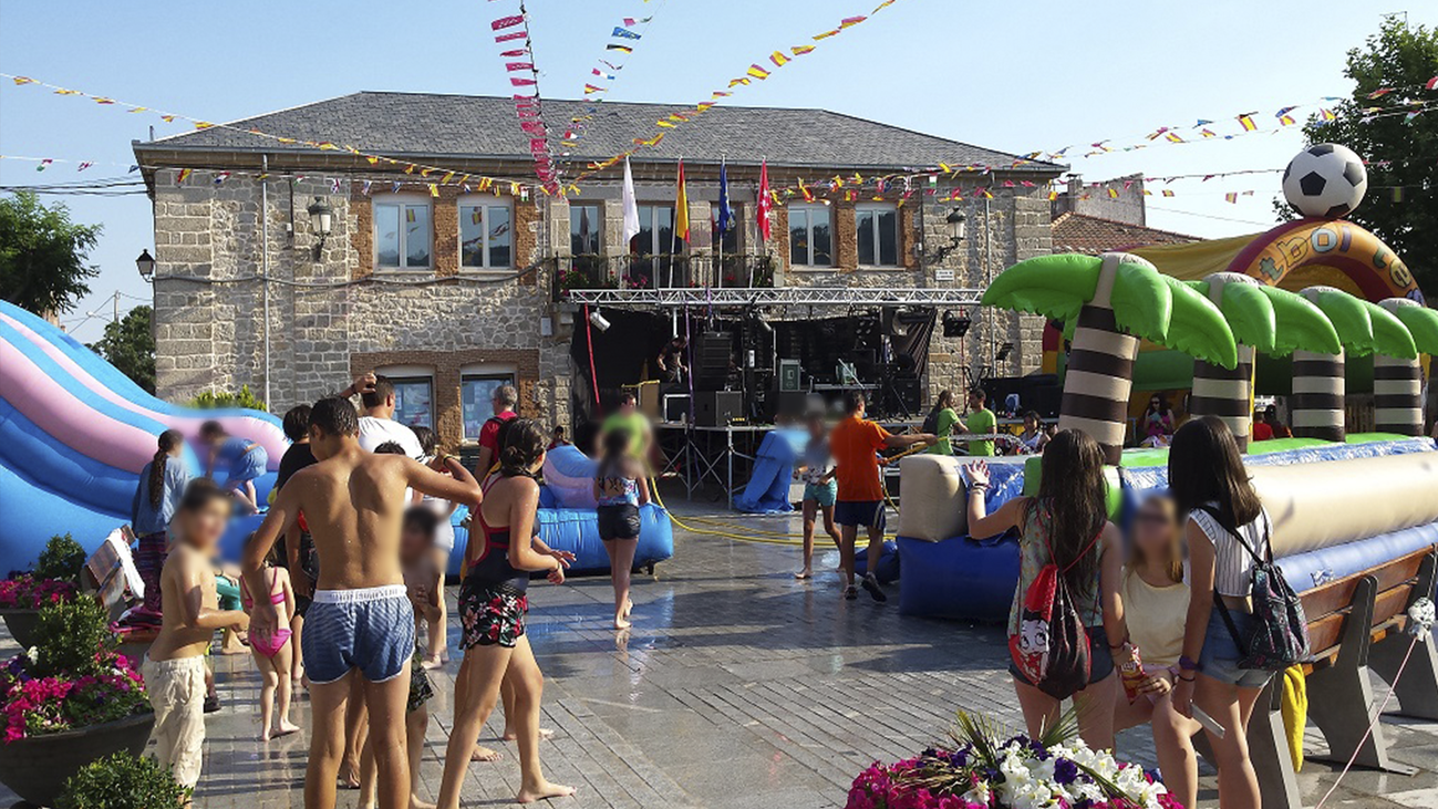 Vecinos de Zarzalejo montan juntos una plaza de toros para las fiestas del municipio