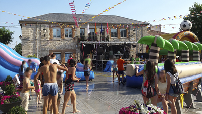 Vecinos de Zarzalejo montan juntos una plaza de toros para las fiestas del municipio