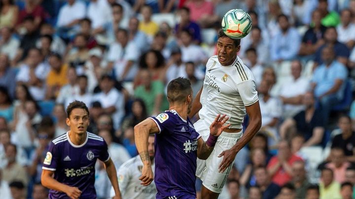 Varane gana un balón aéreo / EFE