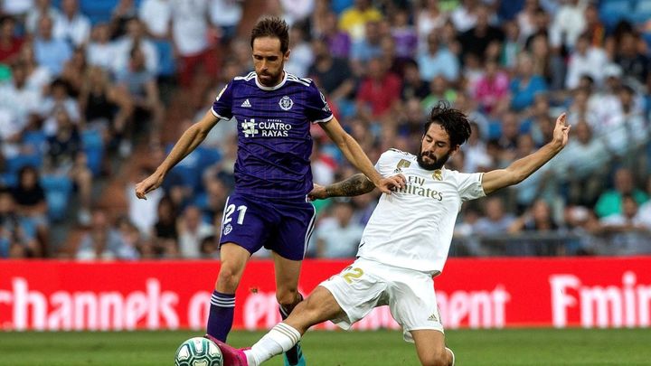 Isco y Michel Herrero en un balón dividido / EFE