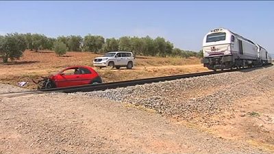 Dos heridos al arrollar un tren de la línea Madrid-Zafra a un coche averiado