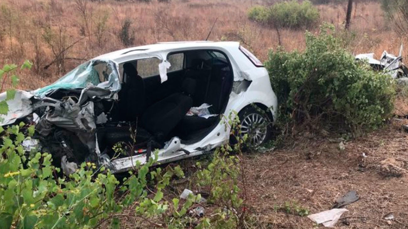 Dos hombres heridos, uno de ellos grave,  en una colisión  frontal en la carretera de los Pantanos