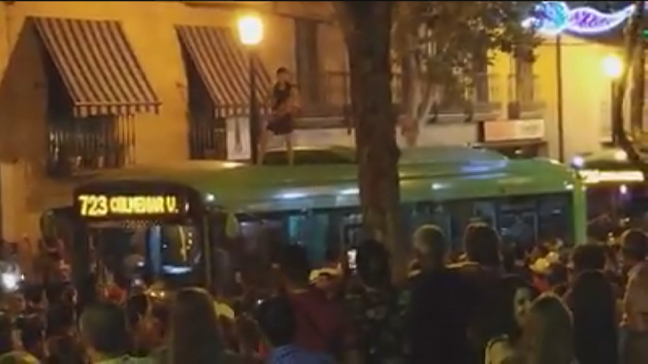 Un joven se sube encima de un autobús y bloquea su salida en Colmenar Viejo