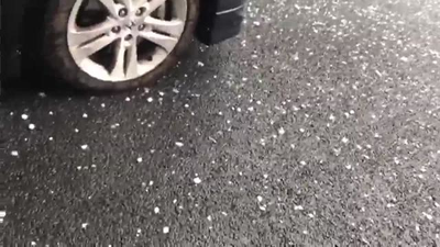 Vehículos parados en la carretera de Boadilla por la tormenta de granizo