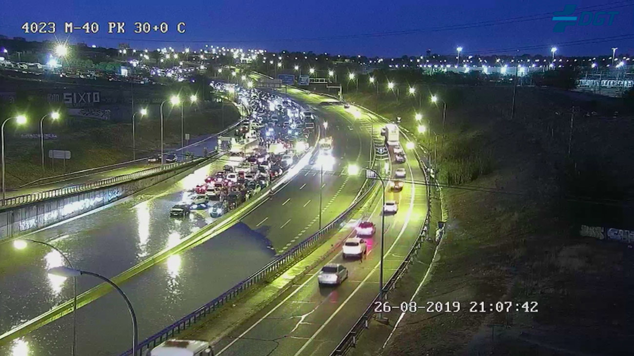 Varias carreteras cortadas y líneas de Metro interrumpidas por la tormenta