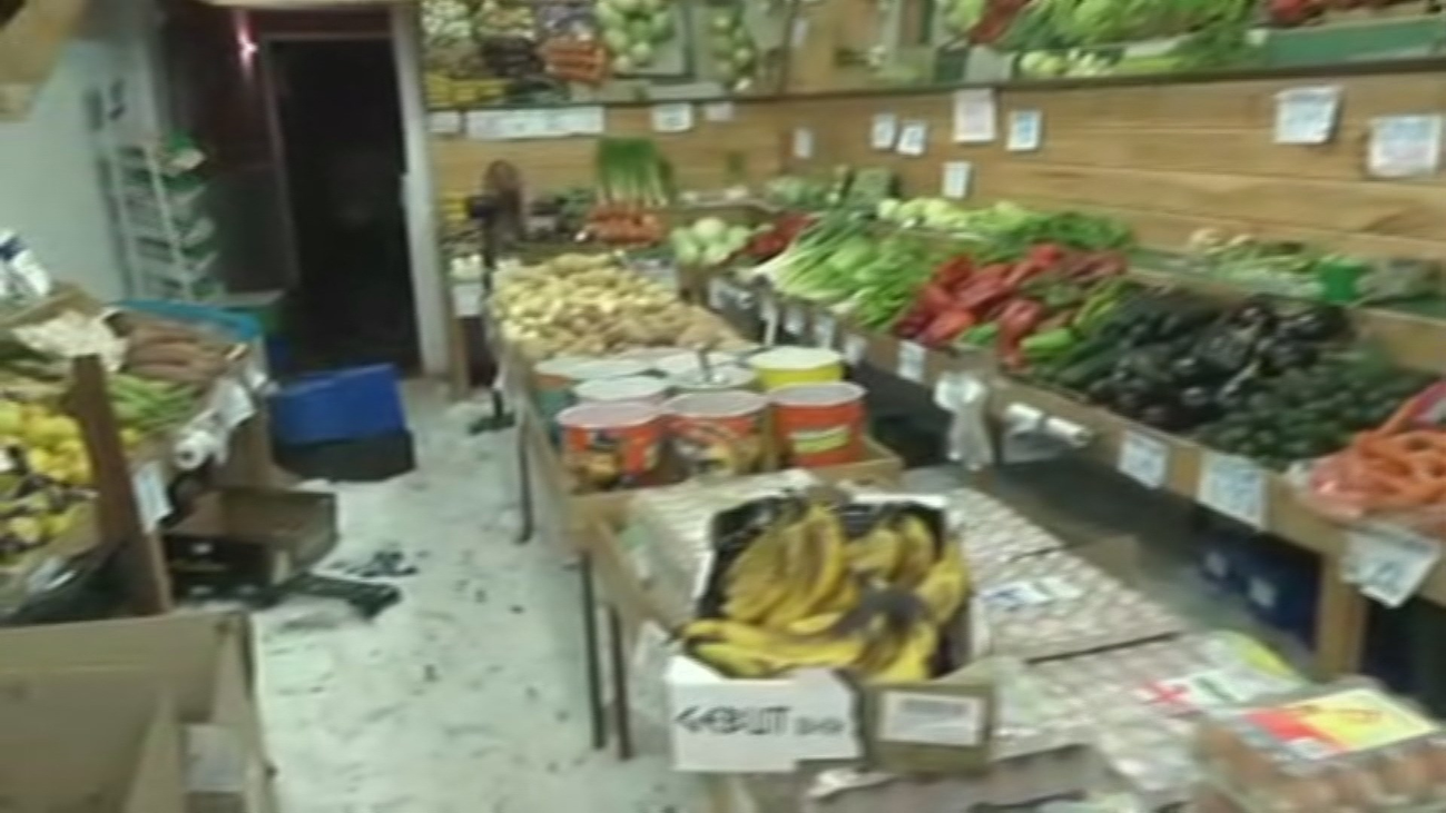 Una frutería de  Arganda inundada por el granizo de la tormenta