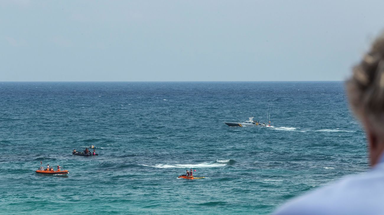 Efectivos del 112 de la Región de Murcia y agentes de la Guardia Civil buscan restos del aparato