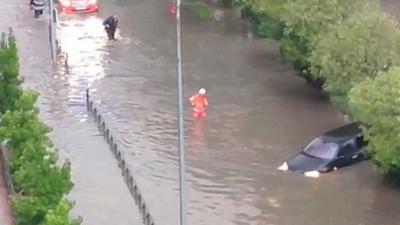 Las imágenes del rescate de la vecina de Fuenlabrada atrapada con sus hijos en el coche