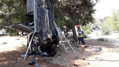 Se sale de una rotonda y acaba con el coche de forma vertical frente a un pino
