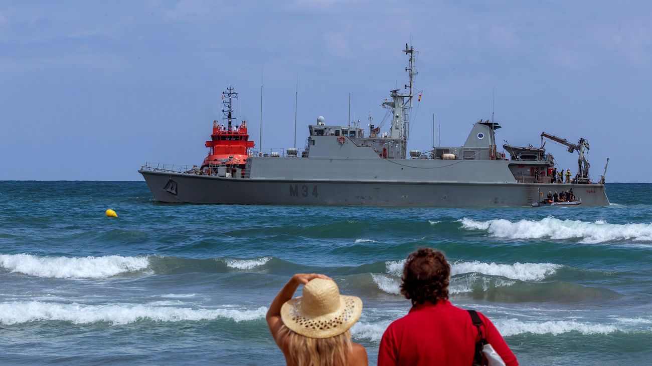 El encallamiento del buque Turia paraliza la búsqueda del avión accidentado en Murcia