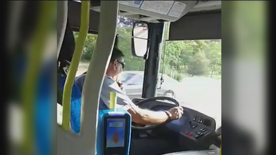 Denuncian a un conductor de la EMT por conducir hablando por el móvil