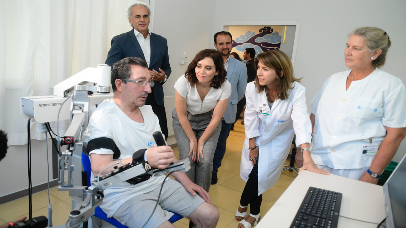 Díaz Ayuso reivindica una sanidad pública para Madrid que cure y cuide