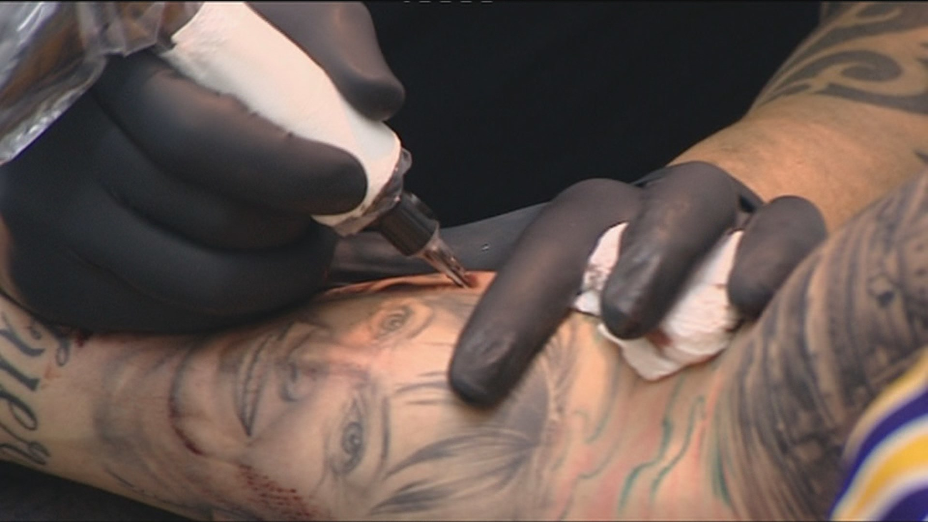 Un estudio advierte de que los tatuajes dejan partículas de metal en el organismo