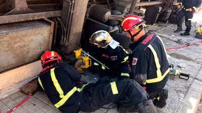 Un trabajador grave al volcar en Algete un camión grúa que estaba descargando