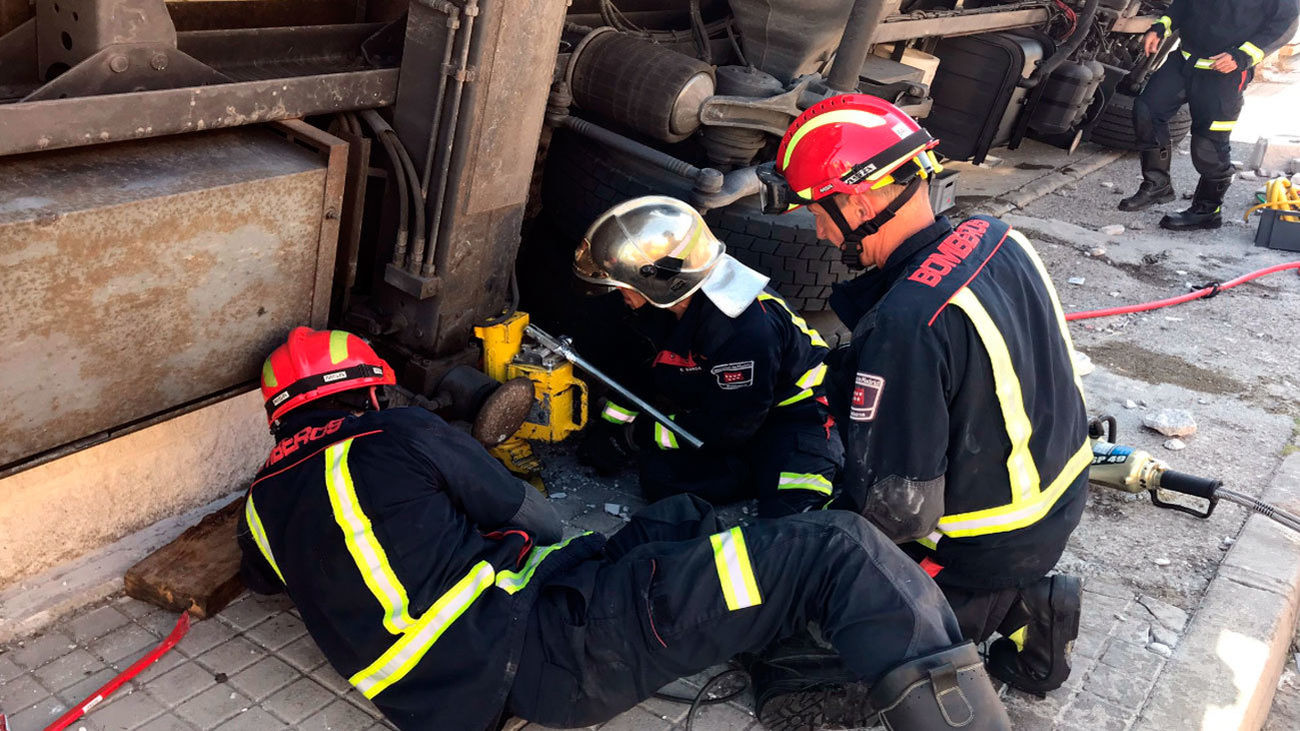 Un trabajador grave al volcar en Algete un camión grúa que estaba descargando